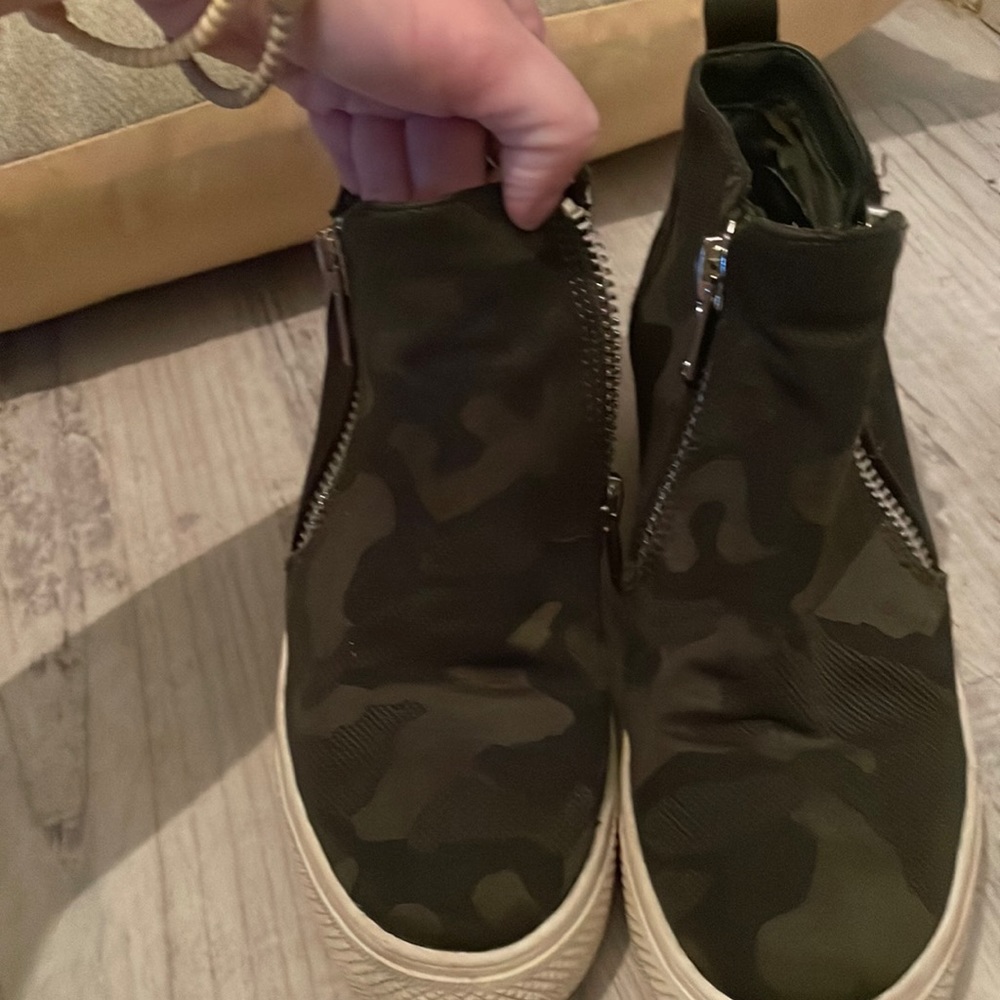 Size 6 Steve Madden wedge sneakers. CAMO.